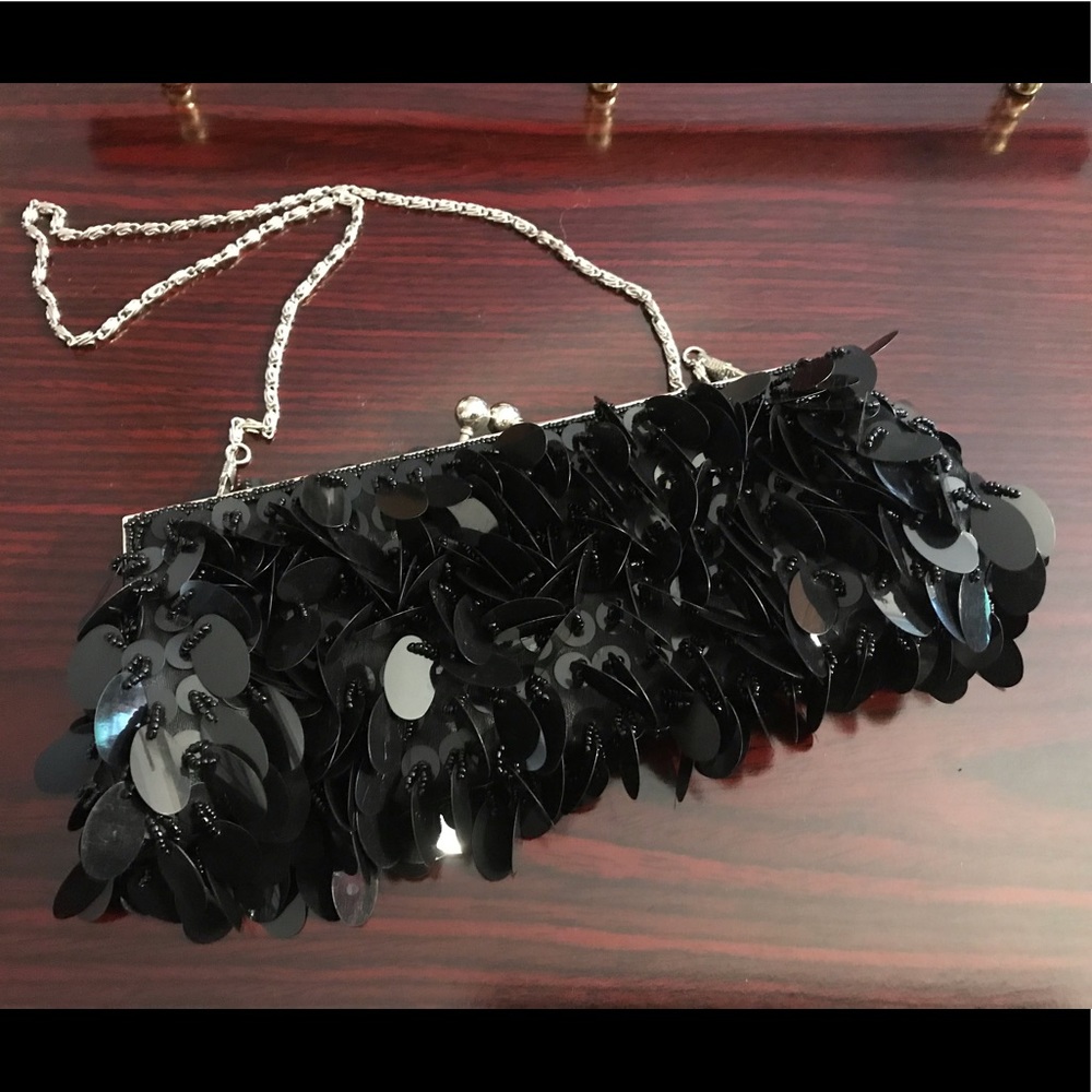 Elegant Silver Chain Clutch Bag!